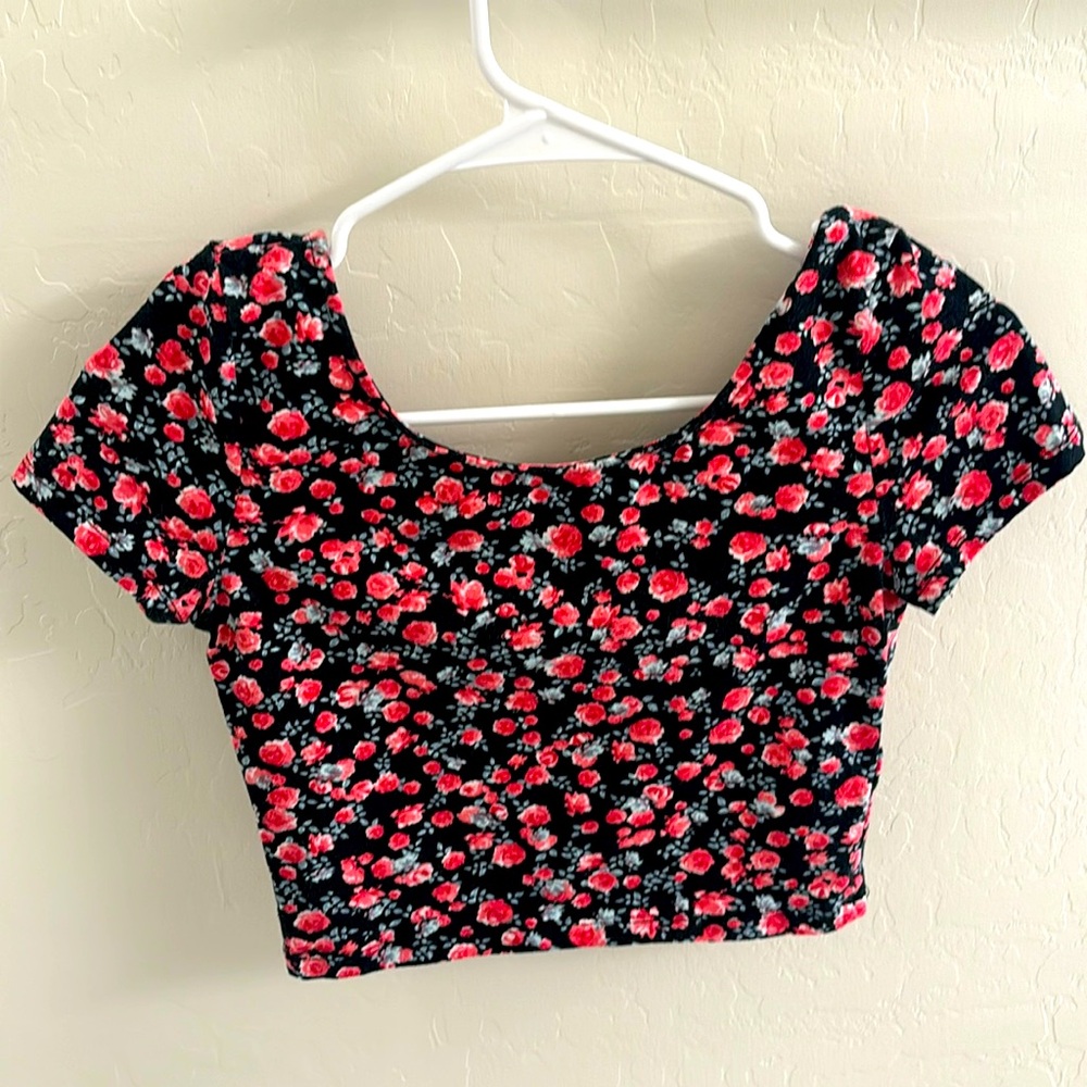 H&M / Crop top / Size small / S / Floral / Pink & Black